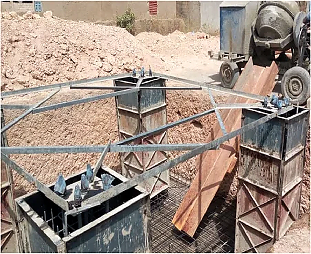 Coffrage et fondations en béton pour une structure télécom