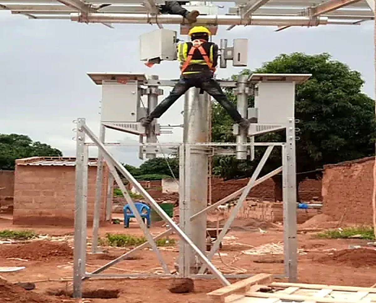 Technicien installant un équipement radio sur un pylône télécom