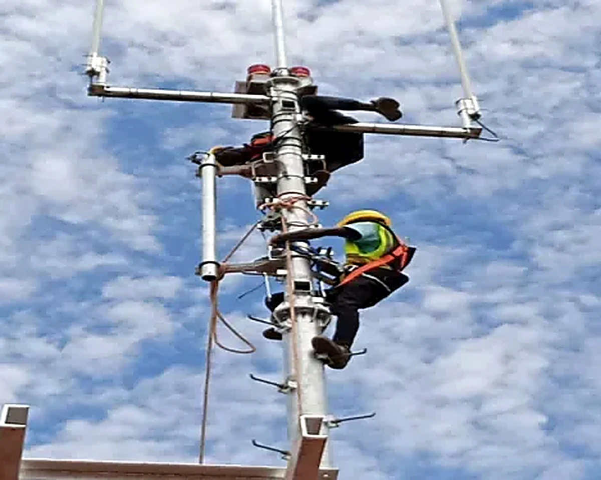 Technicien TENERGY en intervention de maintenance en hauteur