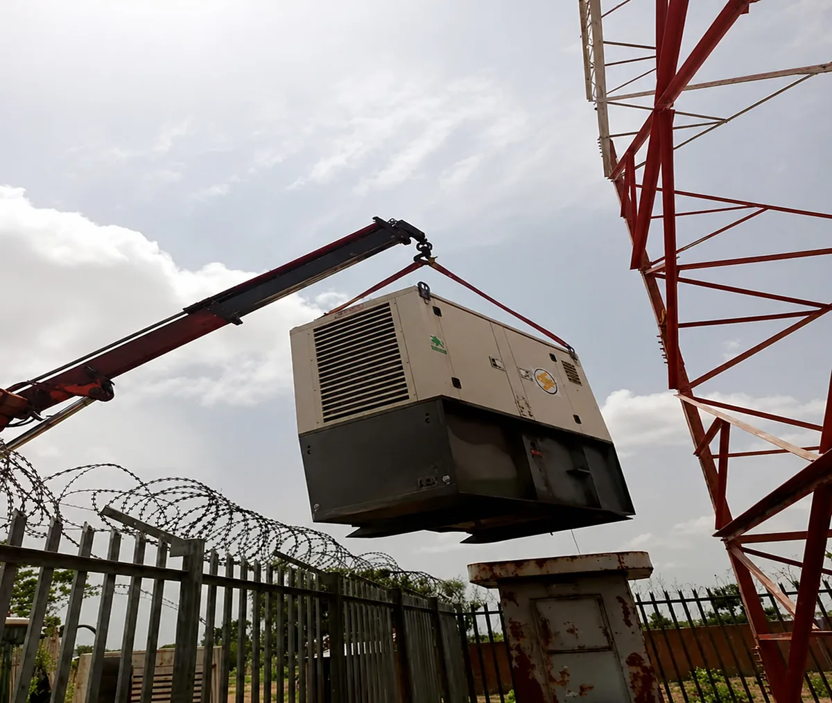 Levage d'un groupe électrogène sur un site télécom par les équipes TENERGY